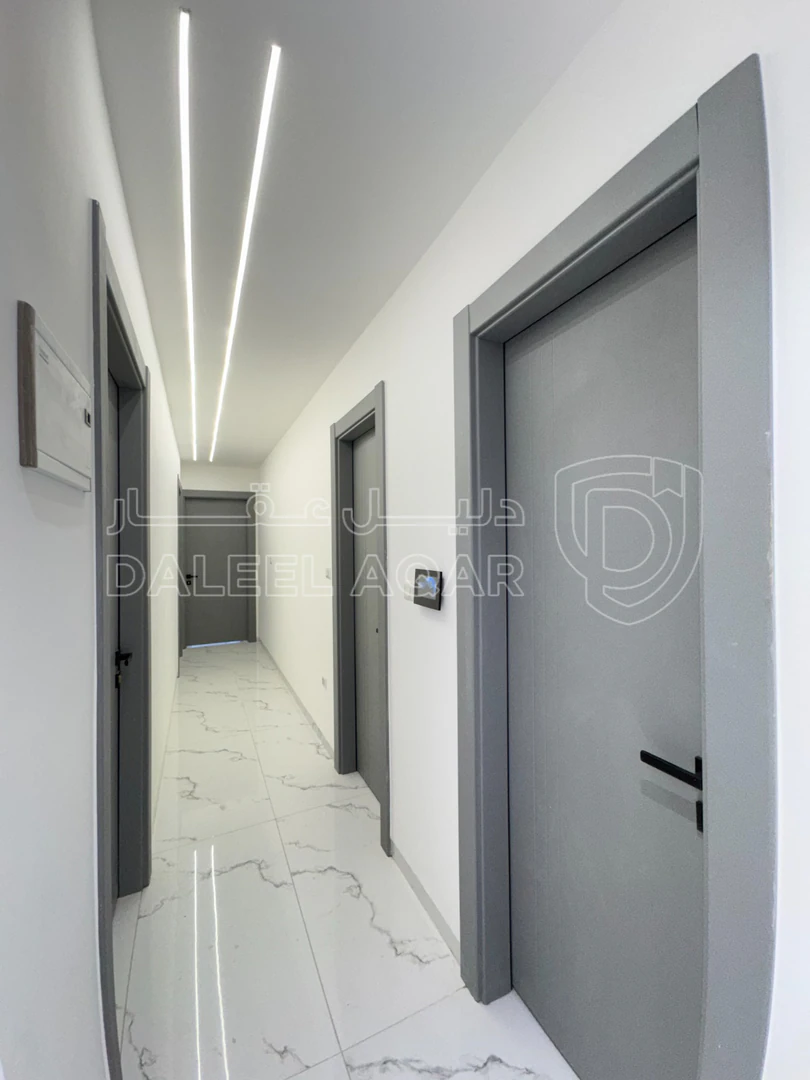 شقة في قرب جامعة البتراء- طريق المطار (طريق الخدمات) - 115,000 دأ - صورة 1